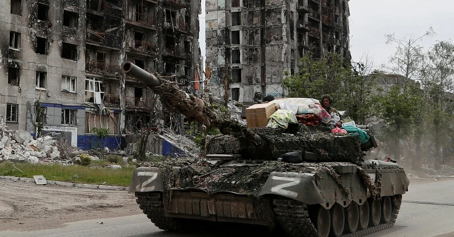 Біженка з Попасної впізнала на фото російського танку свої вкрадені речі