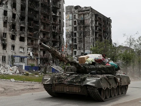 Беженка из Попасной узнала на фото российского танка свои украденные вещи