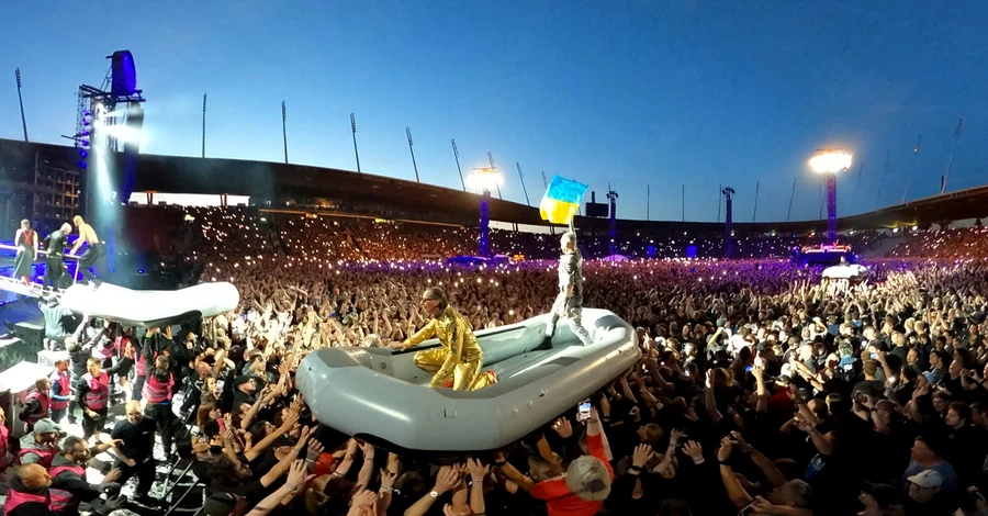 Rammstein на концерте в Швейцарии развернули флаг Украины