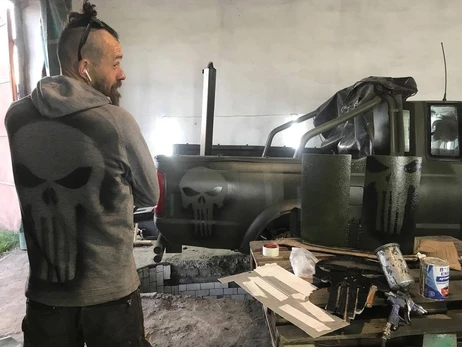 На Рівненщині умільці перебудовують авто на бойові «бандеромобілі»