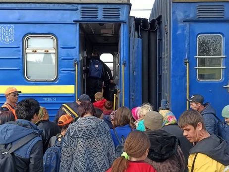 Из-за ракетного обстрела Львовской области задержались 13 поездов