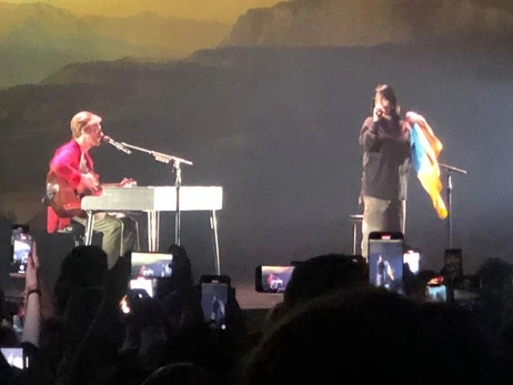 Біллі Айліш на концерті в Німеччині розгорнула прапор України, який передала їй Jerry Heil