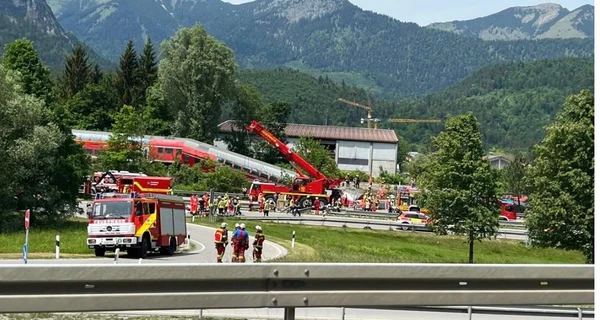 У Німеччині зійшов з рейок пасажирський поїзд, є загиблі та десятки поранених