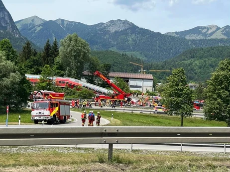 У Німеччині зійшов з рейок пасажирський поїзд, є загиблі та десятки поранених