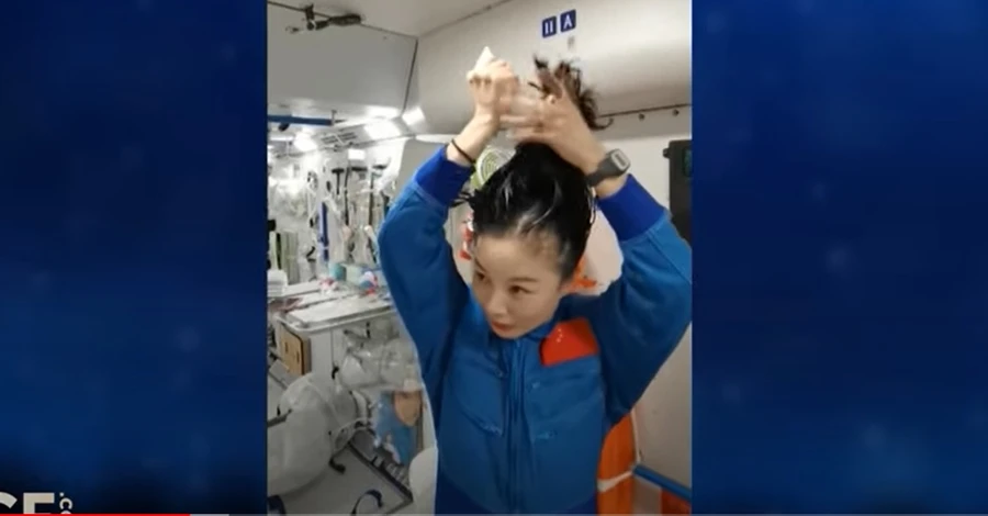 Китайский астронавт показала, как она моет голову в космосе