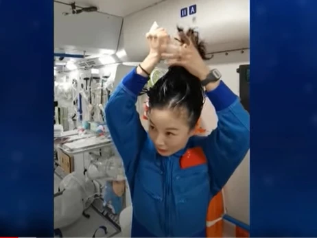 Китайский астронавт показала, как она моет голову в космосе
