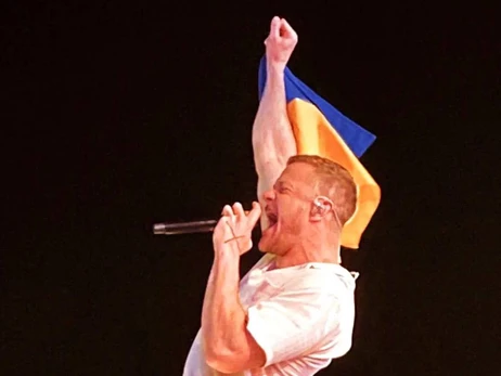 На концерте Imagine Dragons в Праге солист развернул флаг Украины, переданный харьковчанкой