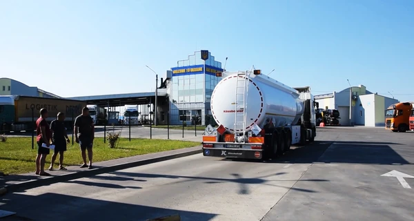 На границе Украины заработал «зеленый коридор» для бензовозов из ЕС