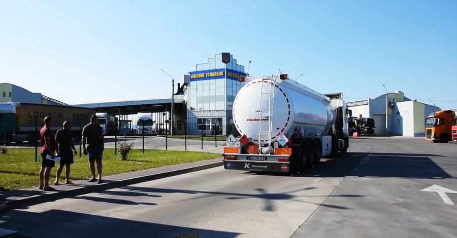 На границе Украины заработал «зеленый коридор» для бензовозов из ЕС