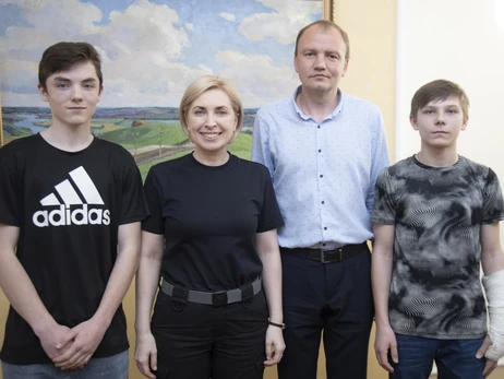 В Украину вернули двух подростков, которых из Мариуполя незаконно вывезли в 