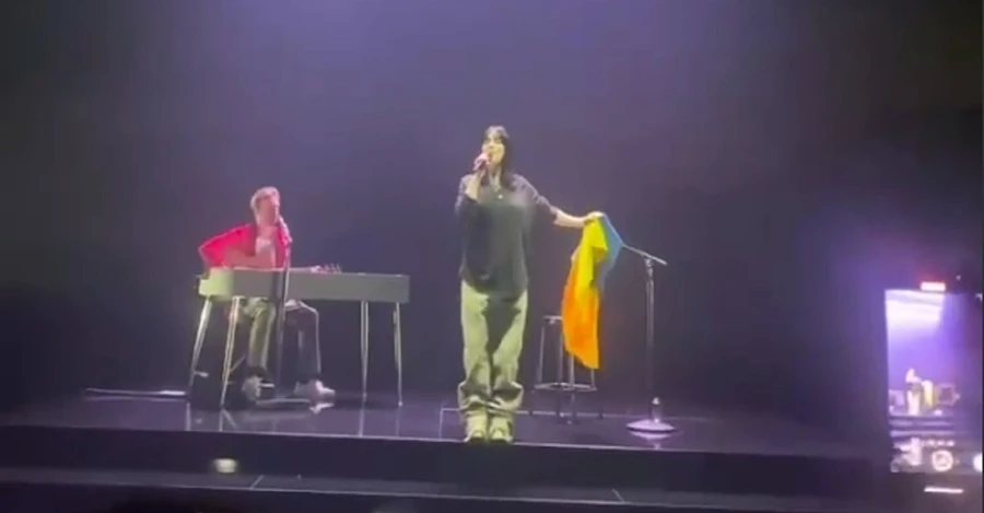 Флаги Украины на концертах мировых звезд: Билли Айлиш флаг передала Jerry Heil, а Imagine Dragons - беженка из Харькова