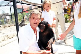 Ющенко обнимался с шимпанзе по имени Лиза [ФОТО] 