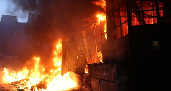 Ніч у Дніпрі пройшла з вибухами та сильною пожежею