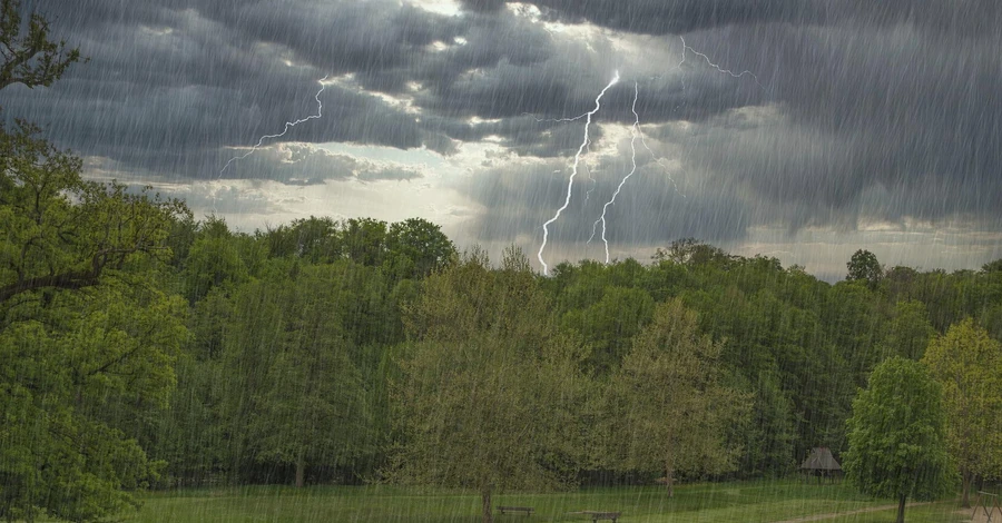 Синоптики предупредили об опасной погоде: Жуткие грозы и проливные дожди