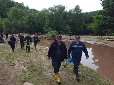На Тернопільщині сильна злива знесла авто в річку - загинув чоловік та двоє дітей