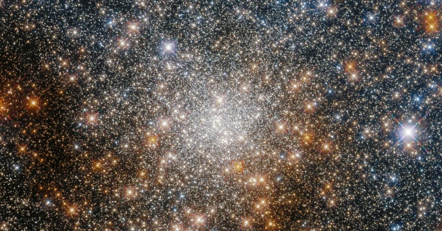Hubble сфотографировал красивейшее звездное скопление в созвездии Стрельца
