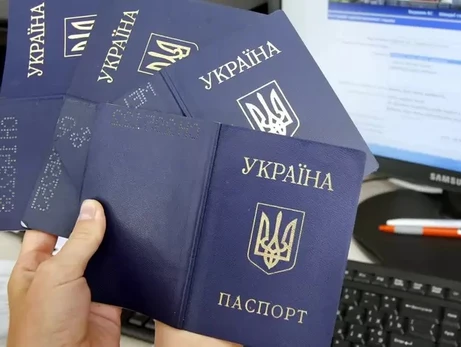 Ефект Невзорова: претендентів на українське громадянство хочуть проганяти через тести ЗНО