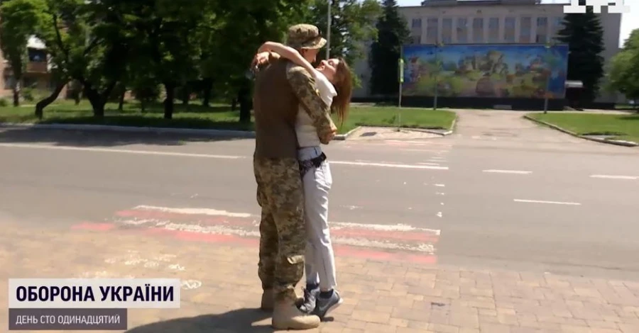 Девушка-волонтер проехала сотни километров, чтобы увидеть мужа, который защищает Донбасс