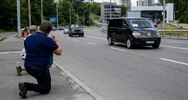 Кияни, стоячи на колінах, зустріли траурний кортеж із тілом активіста Романа Ратушного