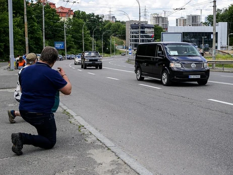 Киевляне, стоя на коленях, встретили траурный кортеж с телом активиста Романа Ратушного
