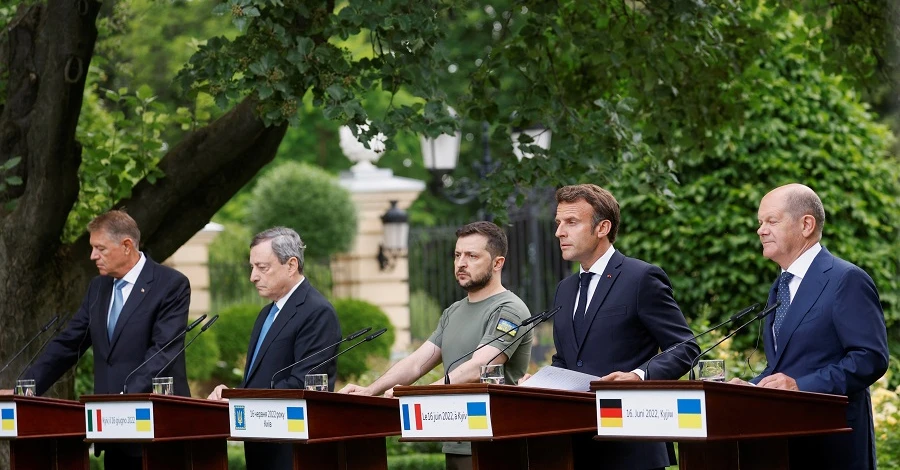 Зеленский рассказал о реакции Макрона и Шольца на воздушную тревогу во время визита в Киев