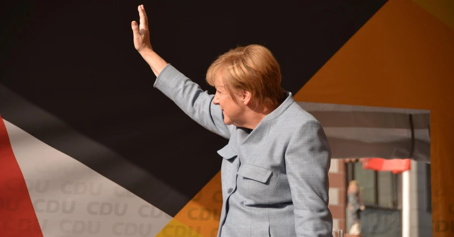 Меркель готова стати посередником у переговорах України та Росії