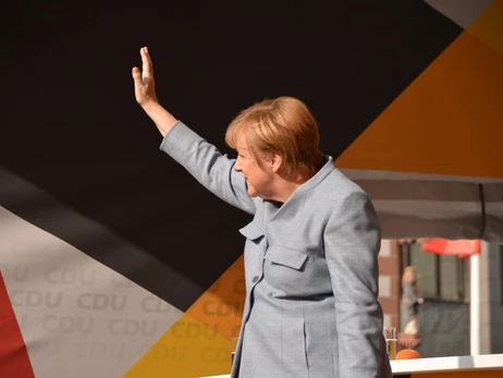 Меркель готова стать посредником в переговорах Украины и России 