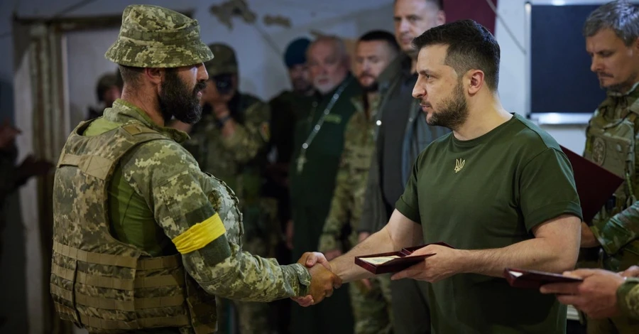Зеленський на Миколаївщині нагородив військових та відвідав поранених у лікарні