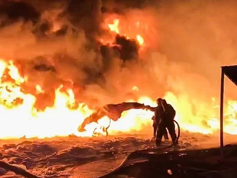 На Дніпропетровщині від ракетного удару вибухнув резервуар з паливом