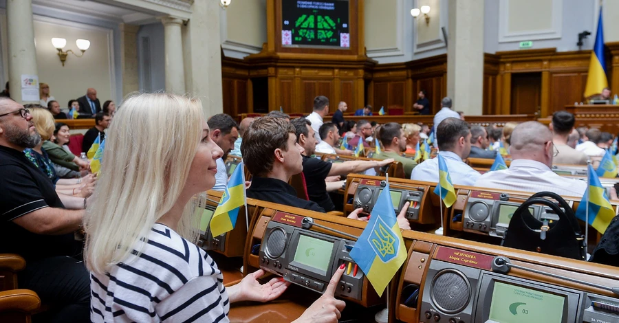 В Україні заборонили музику в таксі, гастролі росіян та переклади книг на російську