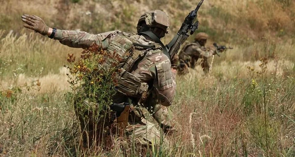 Військовий медик узяв у полон 8 росіян, які намагалися вкрасти форму ЗСУ