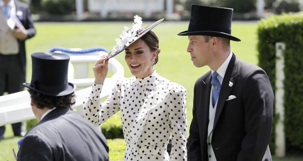 Кейт Миддлтон посетила королевские скачки Royal Ascot в платье в горошек
