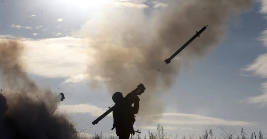 Війська РФ атакують українські регіони, в районі Зміїного - вибухи