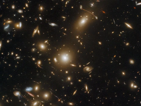 Hubble сфотографував гігантське скупчення галактик, яке спотворює простір-час