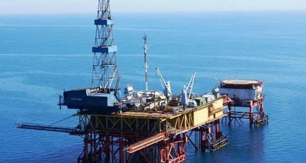 У Чорному морі росіяни другу добу не можуть загасити пожежу на буровій платформі