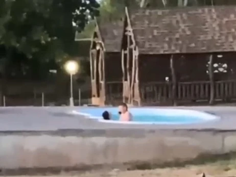 У Миколаєві поліцейських усунули від служби за секс у басейні