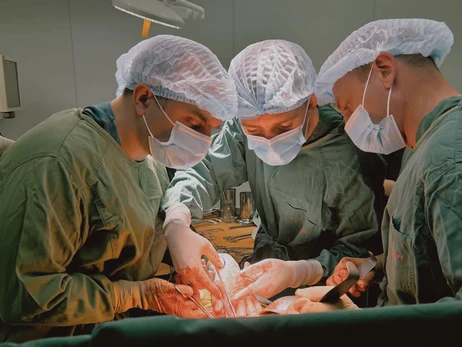 В Институте сердца впервые провели семейную трансплантацию: Мать отдала сыну почку 
