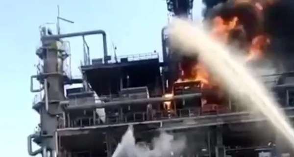 У Росії горить Новошахтинський НПЗ: клуби диму 