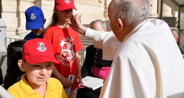 Діти з України проїхали з Франциском на папамобілі
