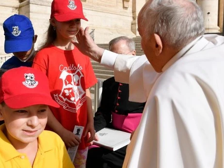Дети из Украины проехали с Франциском на папамобиле