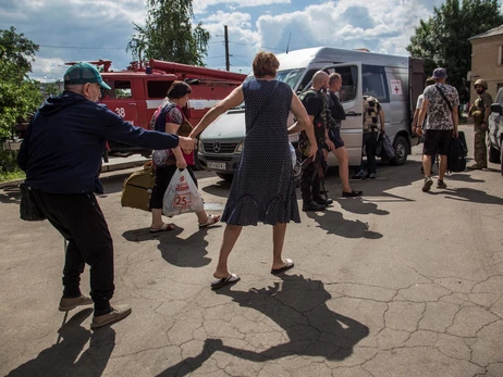 Луганські рятувальники показали, як евакуювали пса з Лисичанська