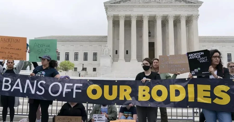 У США скасували конституційне право жінок на аборти, яке діяло 50 років