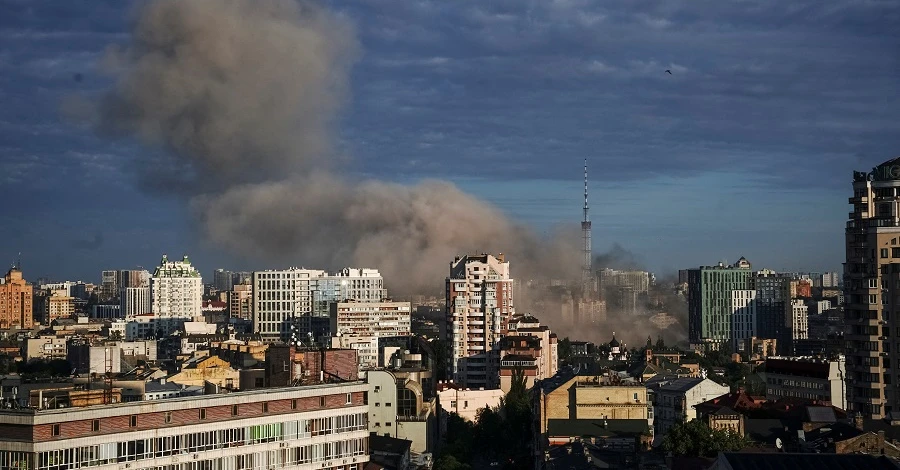 У Києві прогриміли потужні вибухи - росіяни влучили у житловий будинок