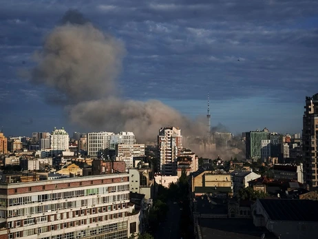 В Киеве прогремели мощные взрывы - россияне попали в жилой дом