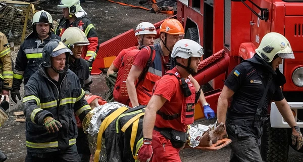 З-під завалів будинку у Києві дістали жінку, яку придавило бетонною плитою