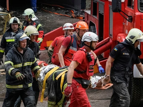 Из-под завалов дома в Киеве достали женщину, которую придавило бетонной плитой