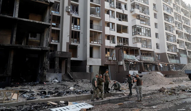 Росія завдала ракетного удару по багатоповерховому будинку в Києві