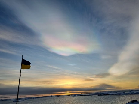 Українські полярники показали рідкісні перламутрові хмари в Антарктиді