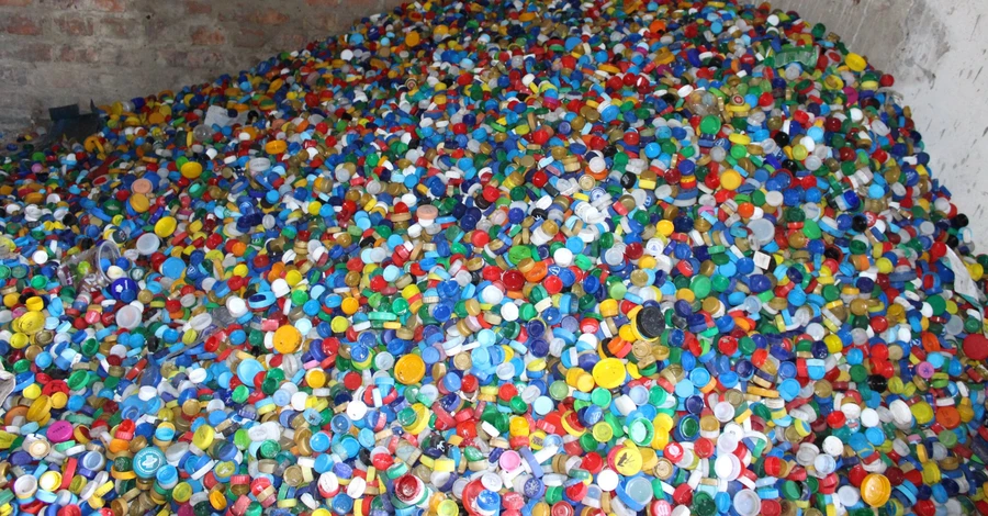 В Кременце с пользой пристроили миллион пластиковых крышечек