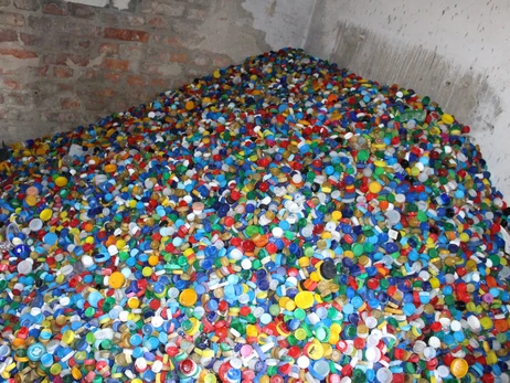 В Кременце с пользой пристроили миллион пластиковых крышечек